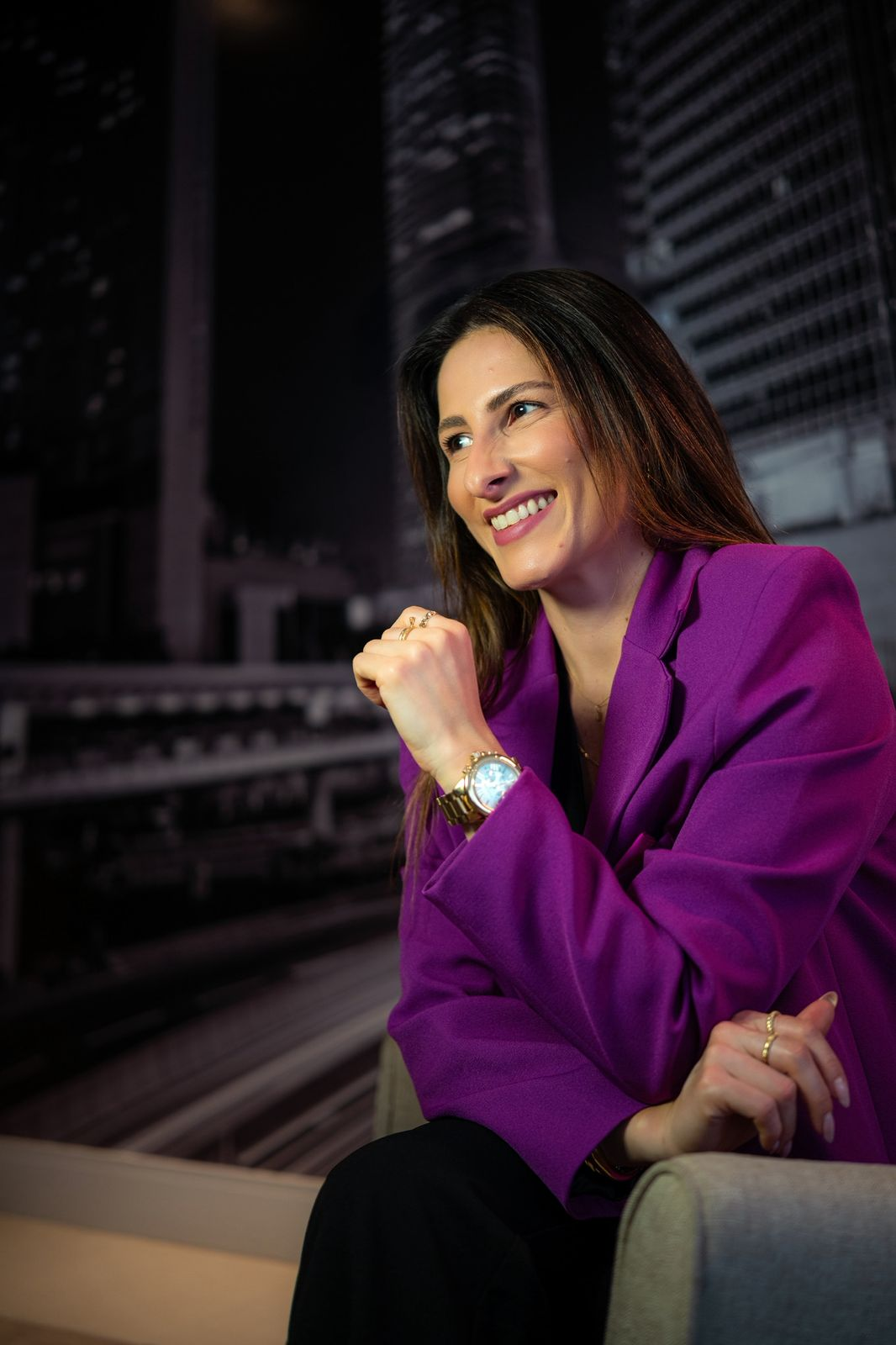 Retrato profissional de Josi Lage no campo